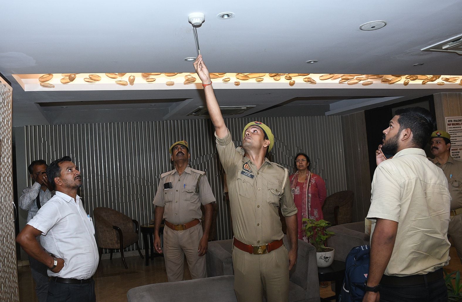 अग्नि सुरक्षा की तैयारियों का जायजा लेने के लिए होटलों और प्रतिष्ठानों पर अधिकारियों ने किया नि अग्नि सुरक्षा की तैयारियों का जायजा लेने के लिए होटलों और प्रतिष्ठानों पर अधिकारियों ने किया नि