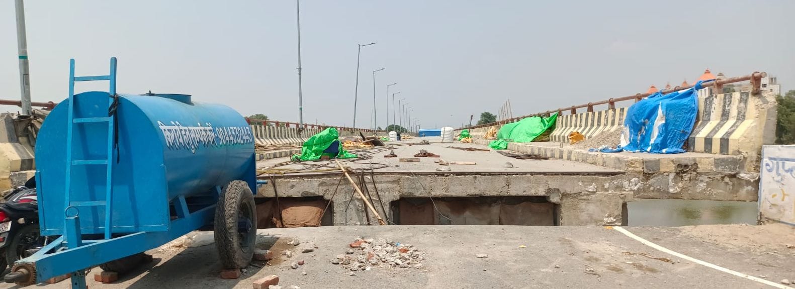 अजीजगंज से कैनाल पंप जाने वाली इसी सड़क को ऊंचा किया जाना है। संवाद