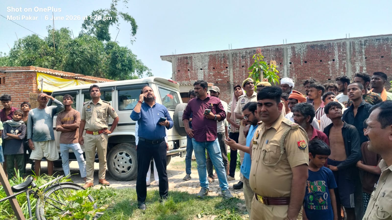 अमवा में बनाई जा रही सड़क को मोड पर चौड़ीकरण करने के लिए टावर पर चढ़ा शैलेंद्र चौरसिया।स्रोत-सो