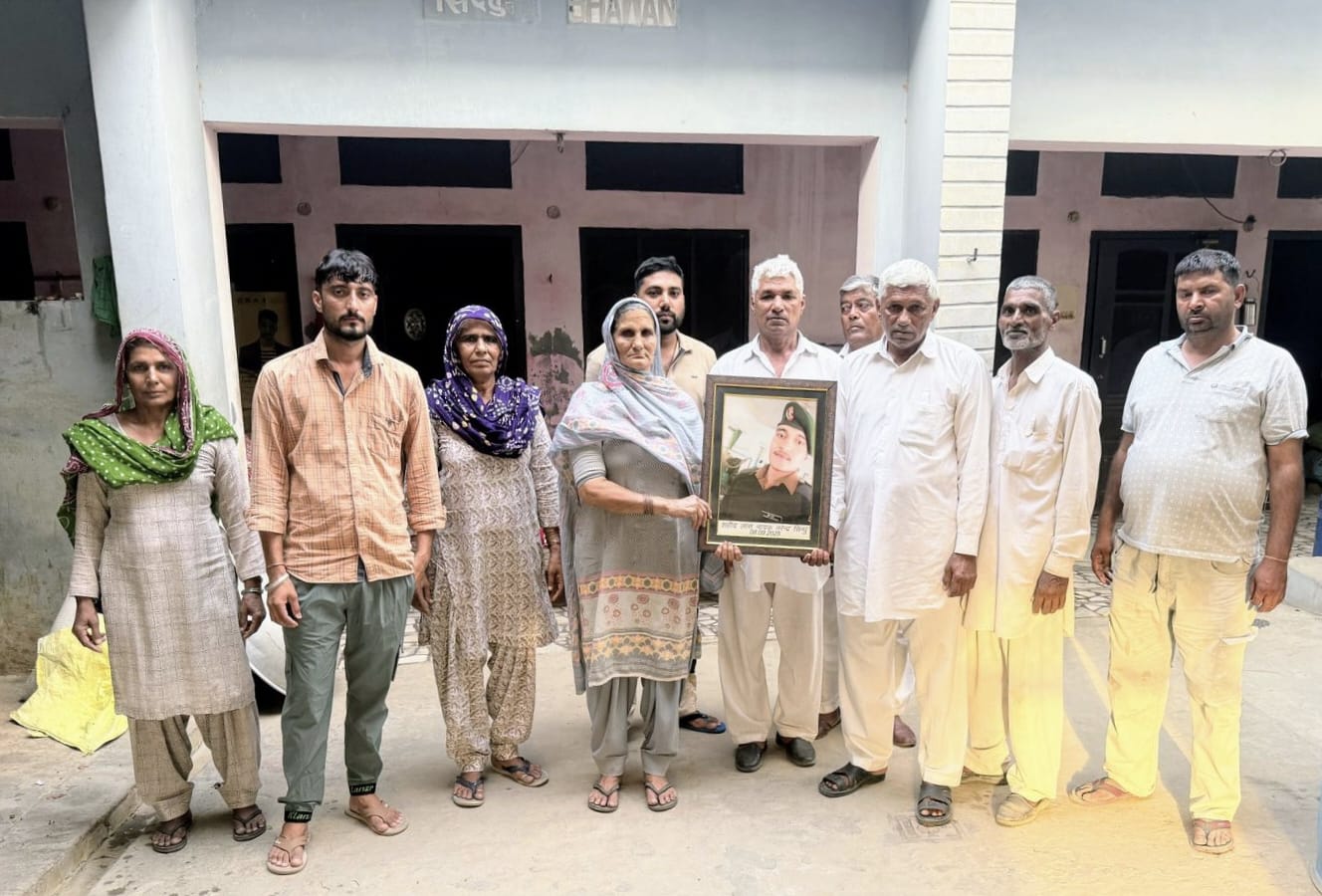 अपने दर्द को सांझा करता शहीद नरेंद्र सिंधु का परिवार। स्वयं