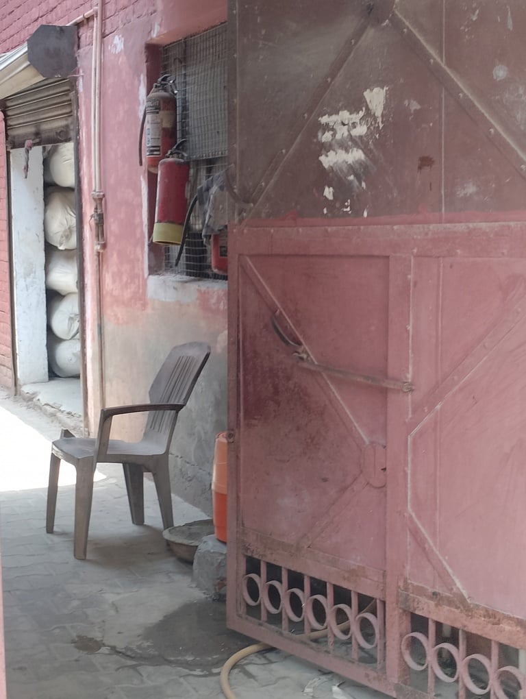 बबैल रोड पर संकरी गलियों में बनी फैक्टरी। संवाद