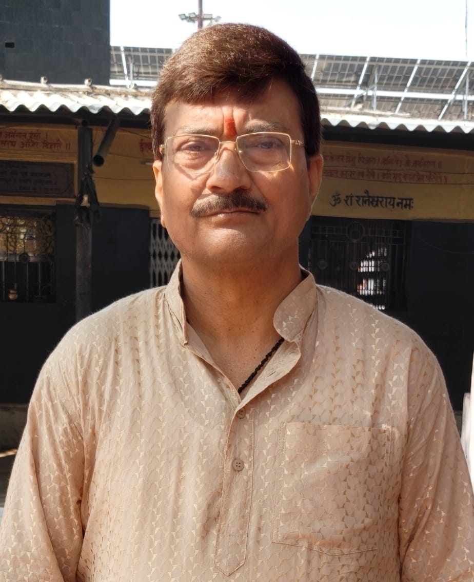 भुपियामऊ अंडर पास बंद करते कर्मचारी। संवाद भुपियामऊ अंडर पास बंद करते कर्मचारी। संवाद