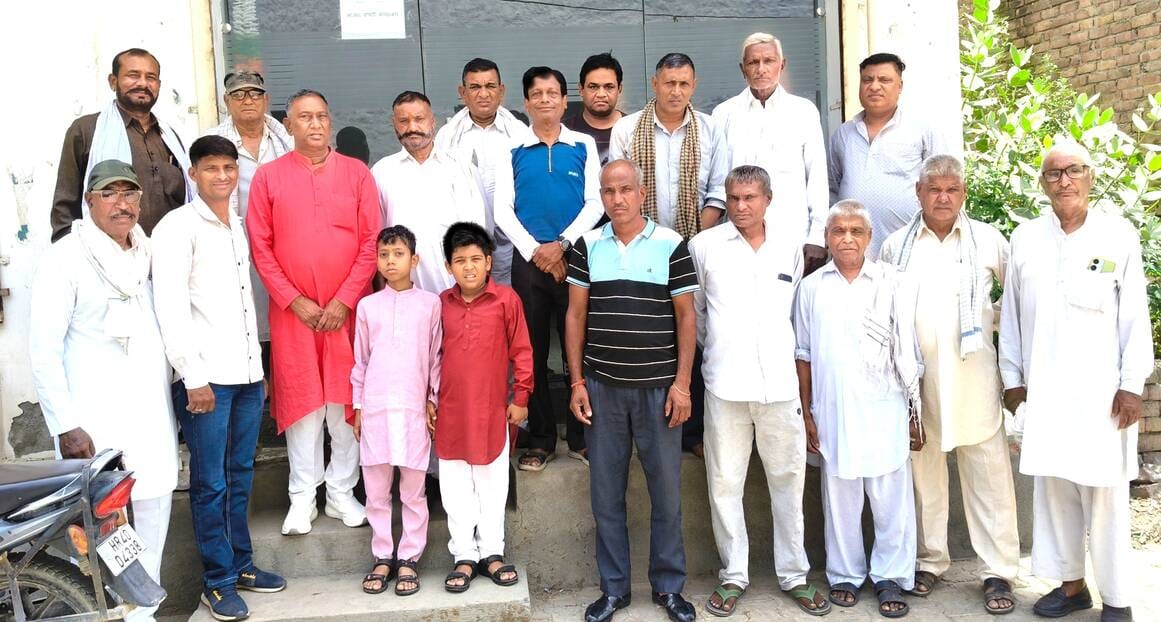 बैठक में भाग लेते सर्व कश्यप समाज के सदस्य। विज्ञप्ति