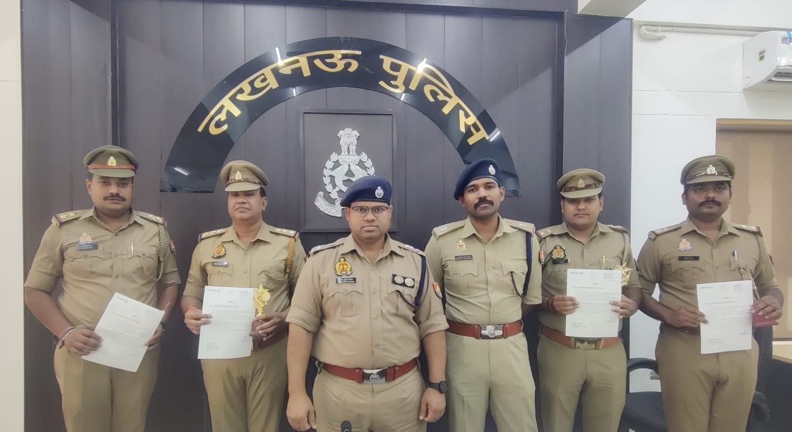 डीसीपी के साथ जोन और सर्किल में अव्वल आए पुलिसकर्मी।