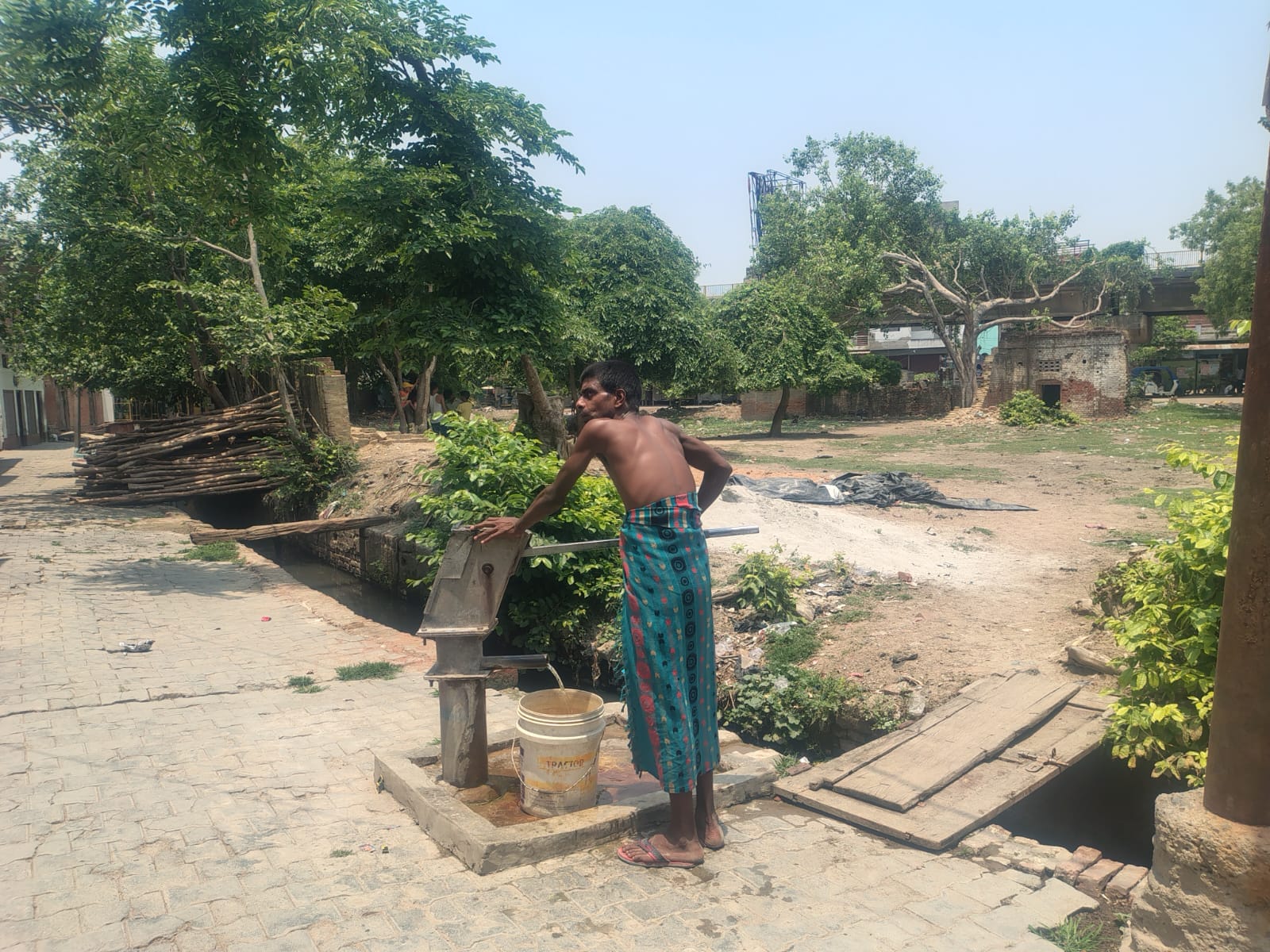 फोटो 11: मोहल्ला पेनीपुरवा में ड्रम में रखा गंदा पानी। संवाद