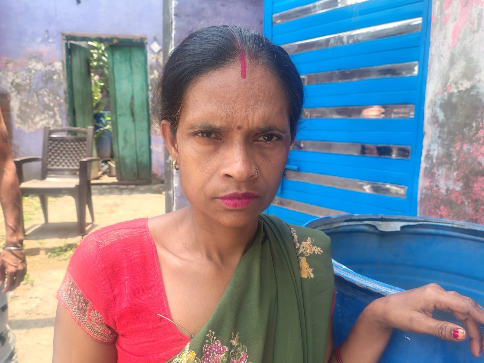 फोटो 11: मोहल्ला पेनीपुरवा में ड्रम में रखा गंदा पानी। संवाद