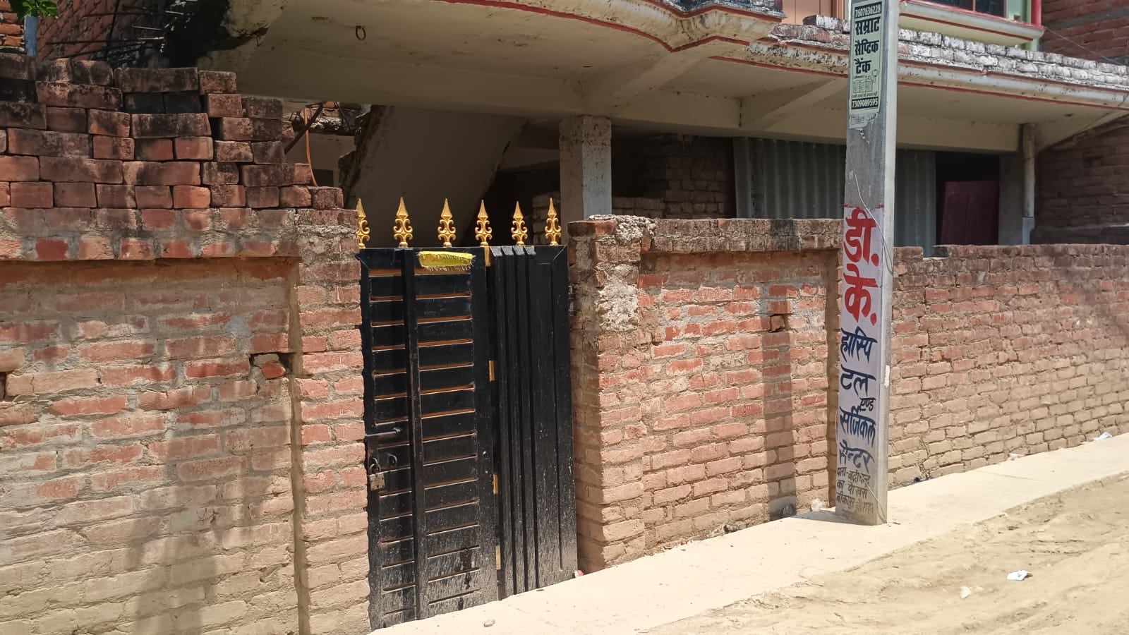 गोंडा देहाती गांव में मकानों के बंद पड़े दरवाजे व गली में पसरा सन्नाटा। संवाद गोंडा देहाती गांव में मकानों के बंद पड़े दरवाजे व गली में पसरा सन्नाटा। संवाद