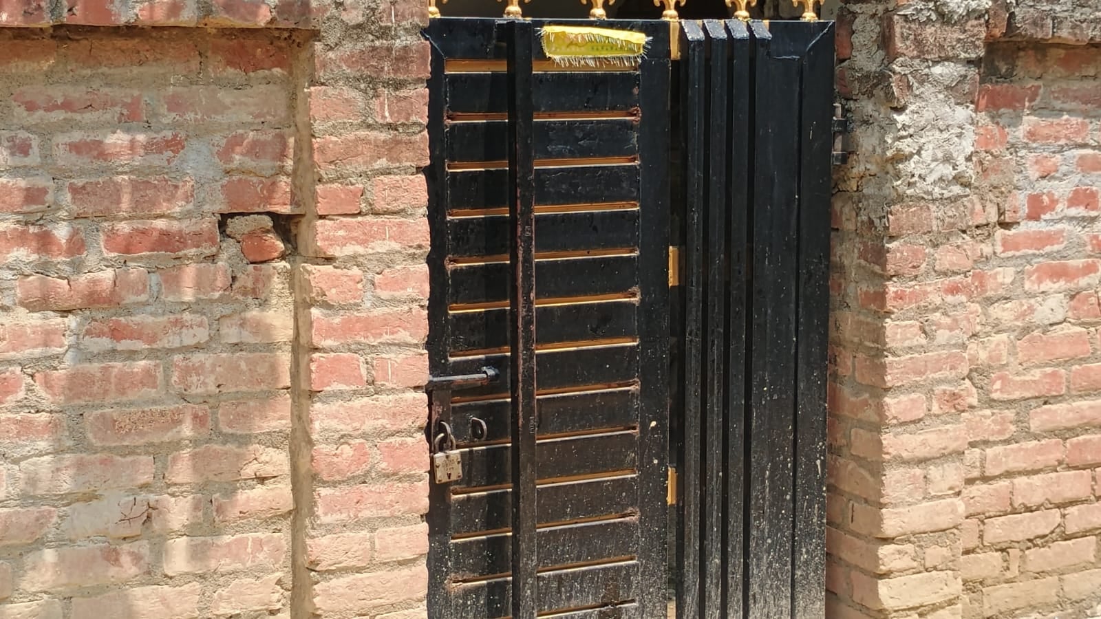 गोंडा देहाती गांव में मकानों के बंद पड़े दरवाजे व गली में पसरा सन्नाटा। संवाद गोंडा देहाती गांव में मकानों के बंद पड़े दरवाजे व गली में पसरा सन्नाटा। संवाद
