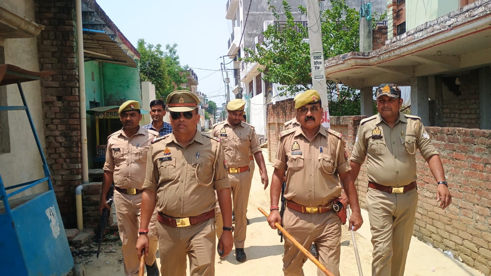 गोंडा देहाती गांव में मकानों के बंद पड़े दरवाजे व गली में पसरा सन्नाटा। संवाद गोंडा देहाती गांव में मकानों के बंद पड़े दरवाजे व गली में पसरा सन्नाटा। संवाद