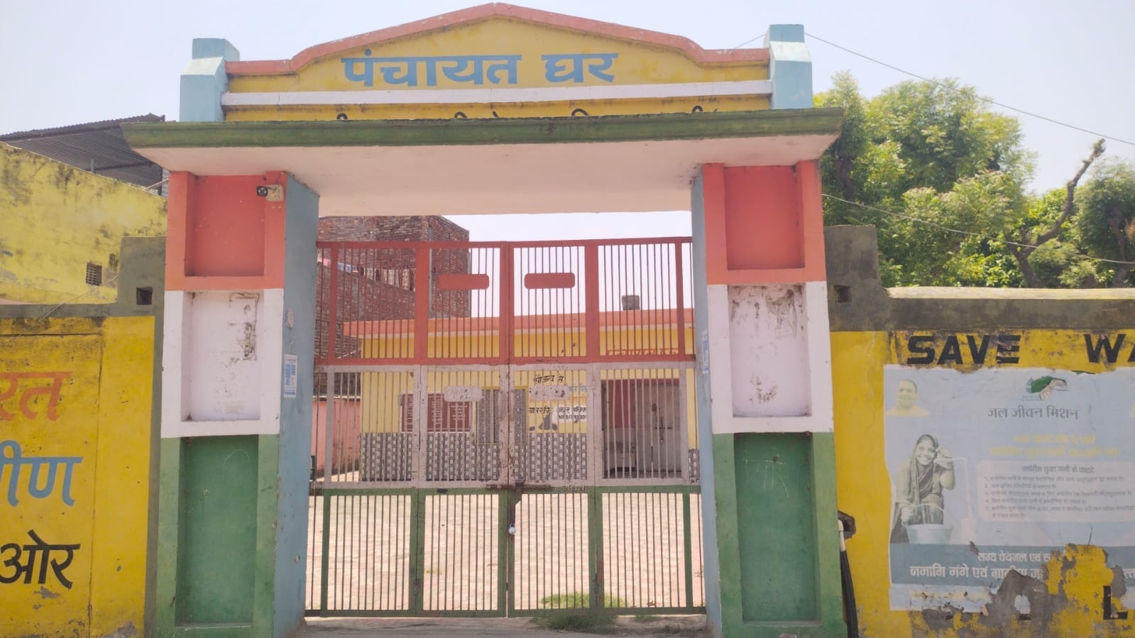 गांव सिंभालका स्थित पंचायत सचिवालय पर लगा ताला। संवाद