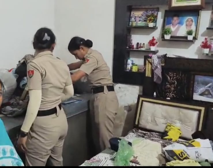 गांव सारन स्थित घर में जांच करते पुलिस कर्मचारी प्रवक्ता गांव सारन स्थित घर में जांच करते पुलिस कर्मचारी प्रवक्ता