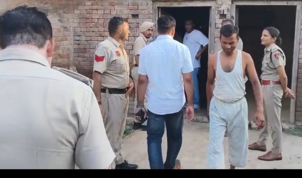 गांव सारन स्थित घर में जांच करते पुलिस कर्मचारी प्रवक्ता गांव सारन स्थित घर में जांच करते पुलिस कर्मचारी प्रवक्ता