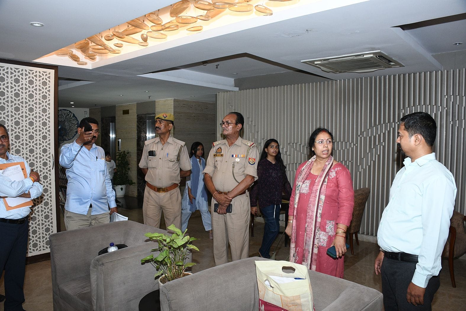 होटलों, रेस्तरों और मॉल की जांच करती टीम। होटलों, रेस्तरों और मॉल की जांच करती टीम।