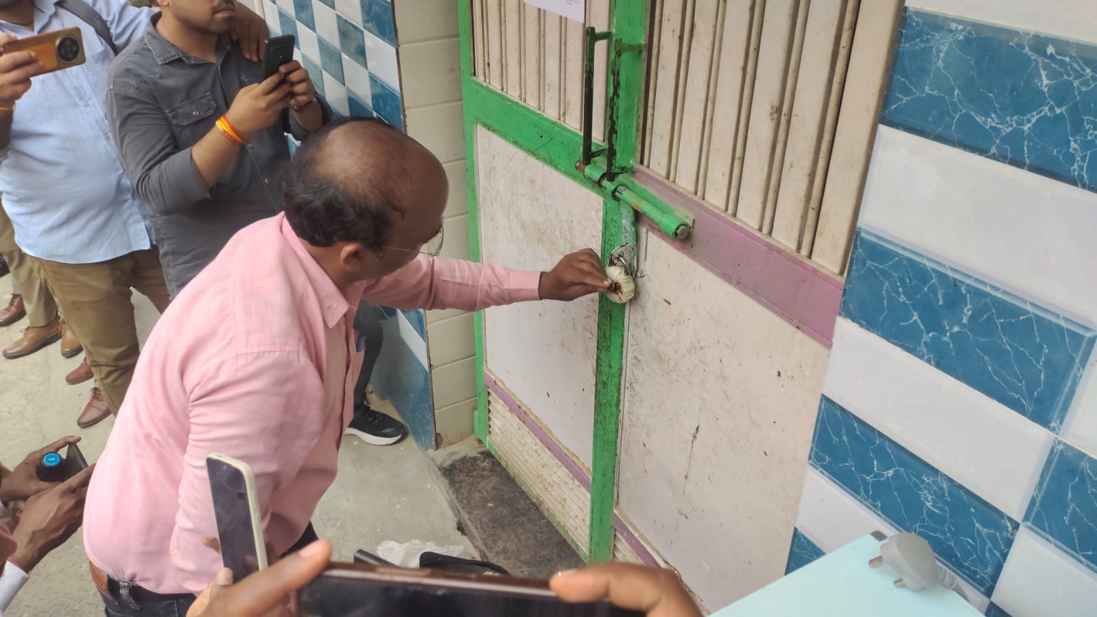 कनावनी में सील हुआ मदरसा। अमर उजाला कनावनी में सील हुआ मदरसा। अमर उजाला