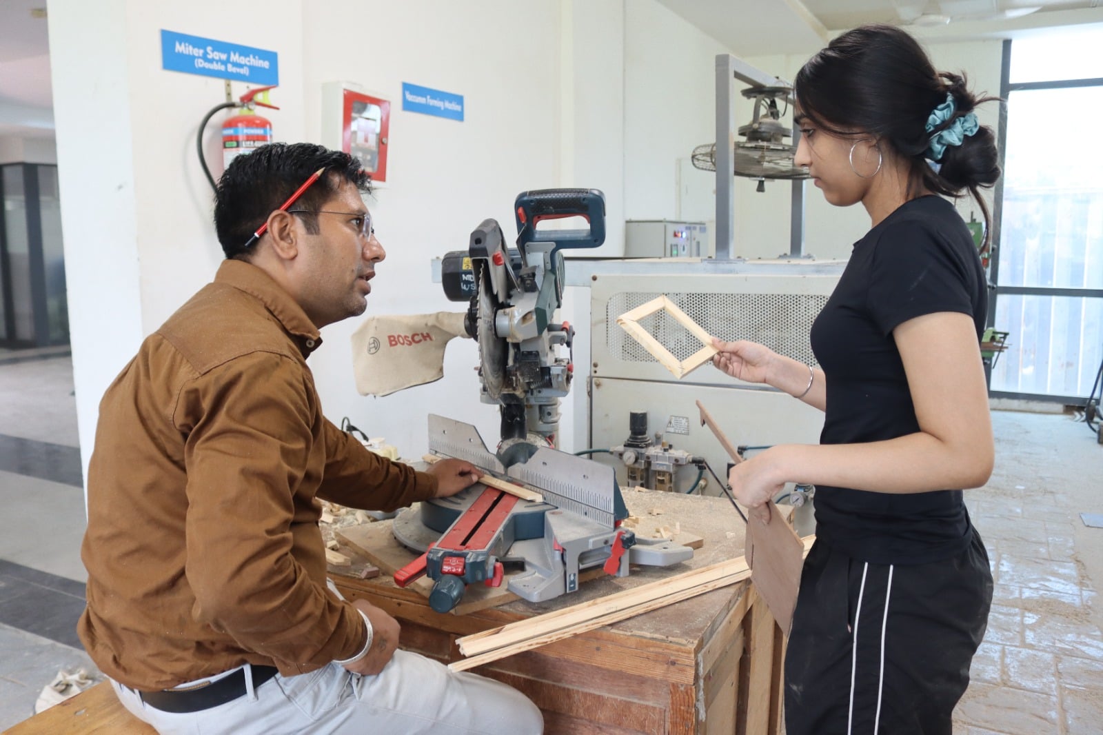 कुरुक्षेत्र। अपने हाथ से बनाई कलाकृति दिखाती छात्राएं। संवाद कुरुक्षेत्र। अपने हाथ से बनाई कलाकृति दिखाती छात्राएं। संवाद