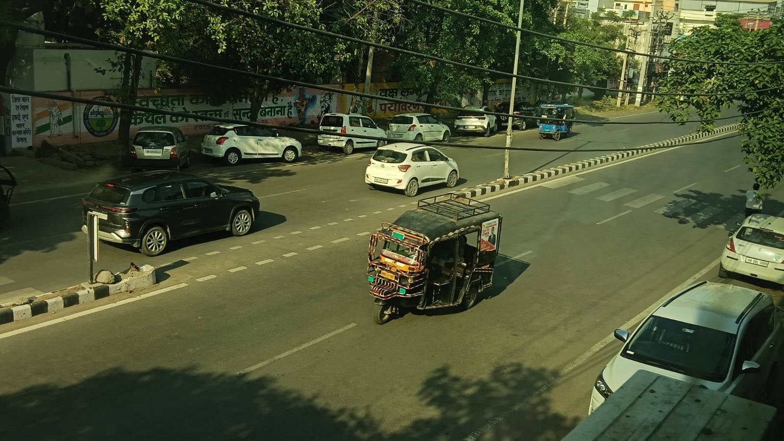 करनाल रोड से होकर गुजरते वाहन। संवाद करनाल रोड से होकर गुजरते वाहन। संवाद