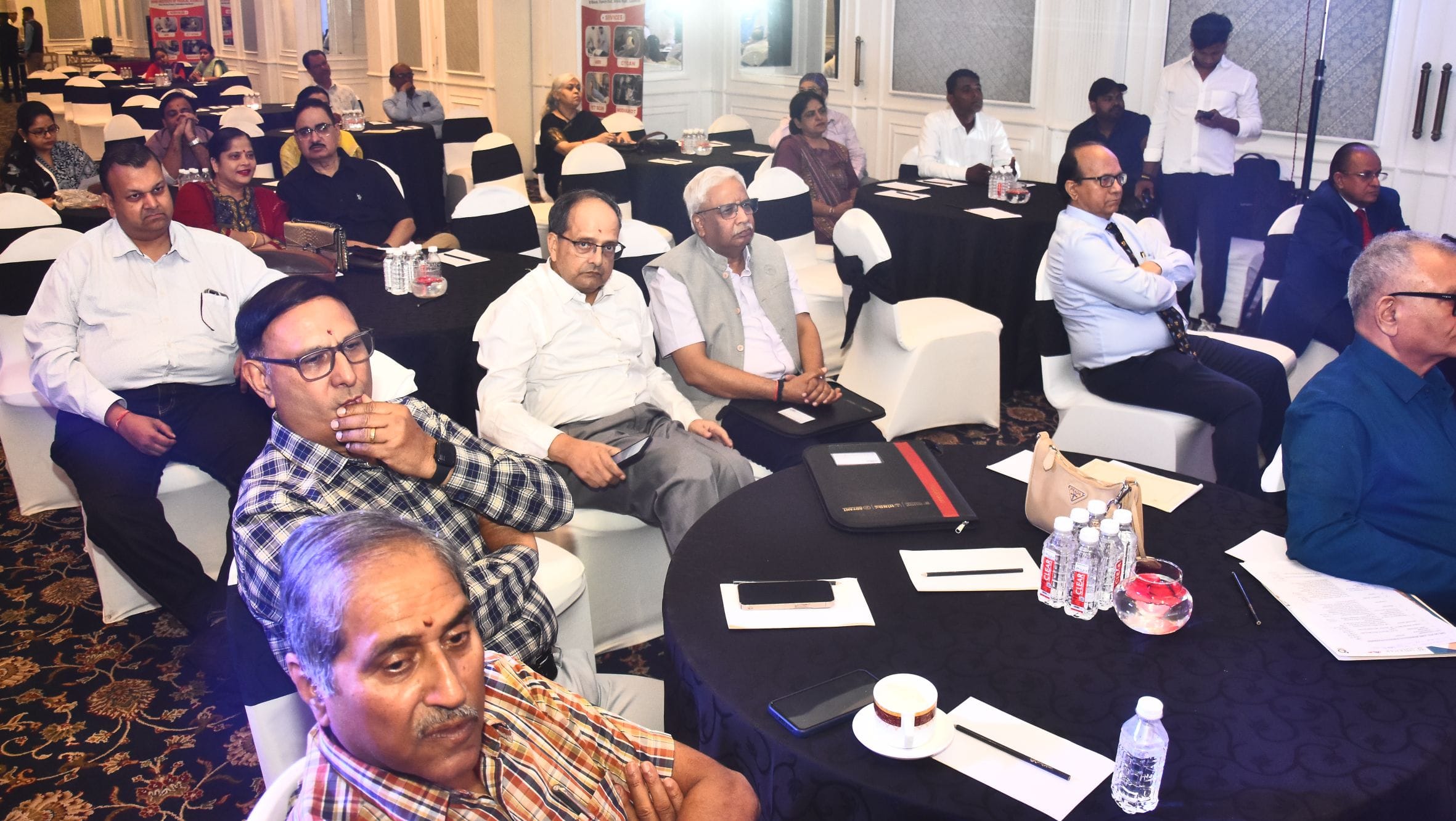 कार्यक्रम में मौजूद चिकित्सक व अन्य लोग। कार्यक्रम में मौजूद चिकित्सक व अन्य लोग।