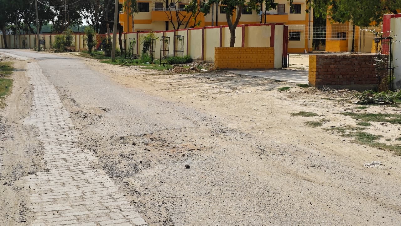 महात्मा गांधी नगर में फैली गंदगी व प्लॉट में बहता गंदा पानी। संवाद महात्मा गांधी नगर में फैली गंदगी व प्लॉट में बहता गंदा पानी। संवाद