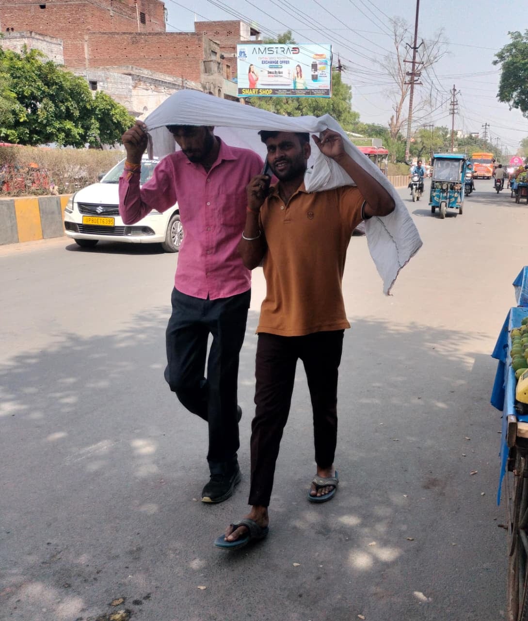 मिरहची के नगला परसोती गांव में क्षय रोग शिविर में मरीजों को देखते चिकित्सक। संवाद मिरहची के नगला परसोती गांव में क्षय रोग शिविर में मरीजों को देखते चिकित्सक। संवाद