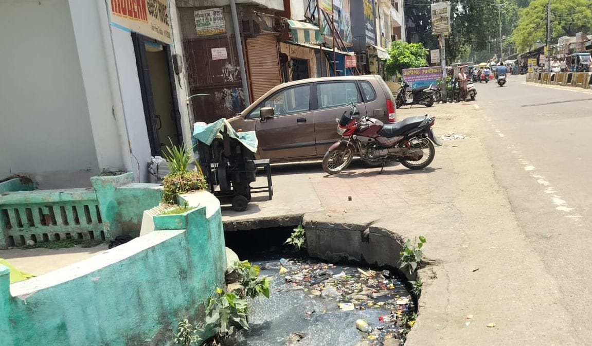 नगर पालिका से छह सड़का तक बनी नाले पर दुकानें। संवाद नगर पालिका से छह सड़का तक बनी नाले पर दुकानें। संवाद