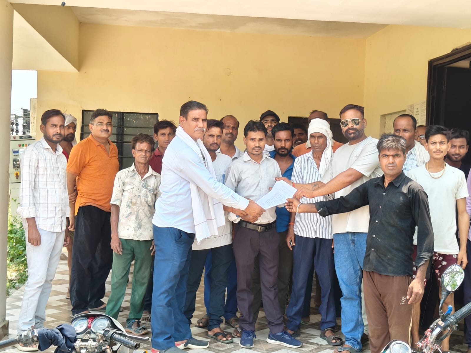 नई बस्ती पावर हाउस सिटी लगाने का काम करते हुए कर्मचारी। स्रोत कर्मचारी