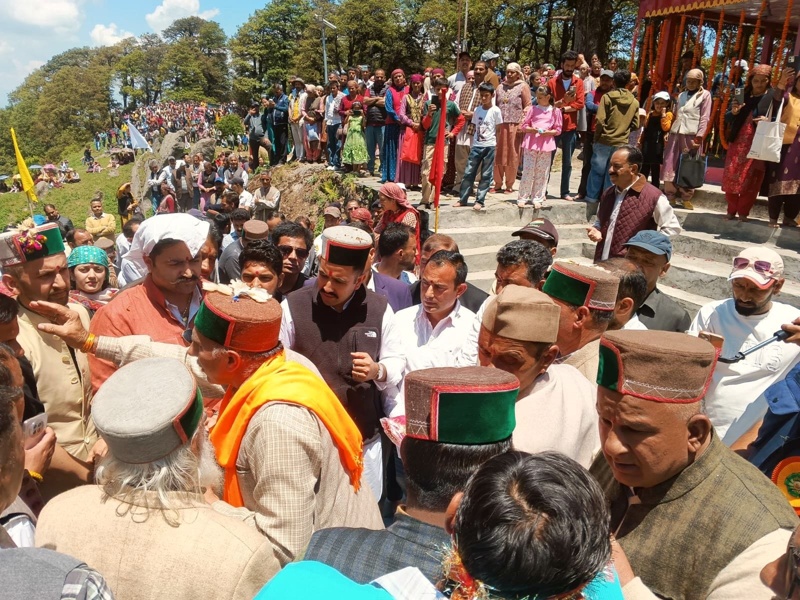 ननखड़ी के कोट काली माता मंदिर पहुंचे मंत्री विक्रमादित्य सिंह को तस्वीर भेंट करते मंदिर कमेटी क