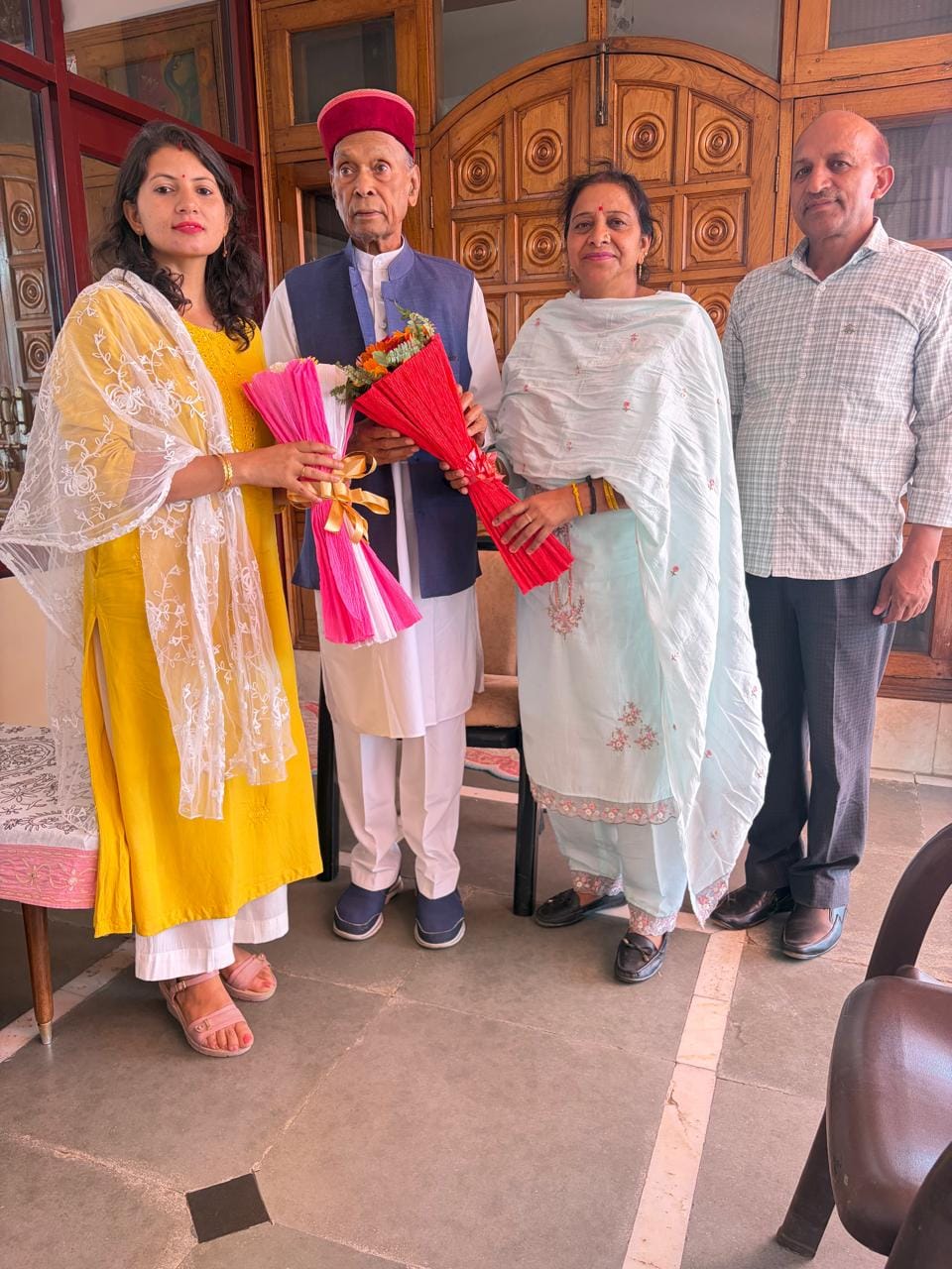 परिधि गृह हमीरपुर पंचायत चुनाव में जीत कर आए भाजपा विचारधारा के प्रत्याशियों को भगवा पटका पहनात परिधि गृह हमीरपुर पंचायत चुनाव में जीत कर आए भाजपा विचारधारा के प्रत्याशियों को भगवा पटका पहनात