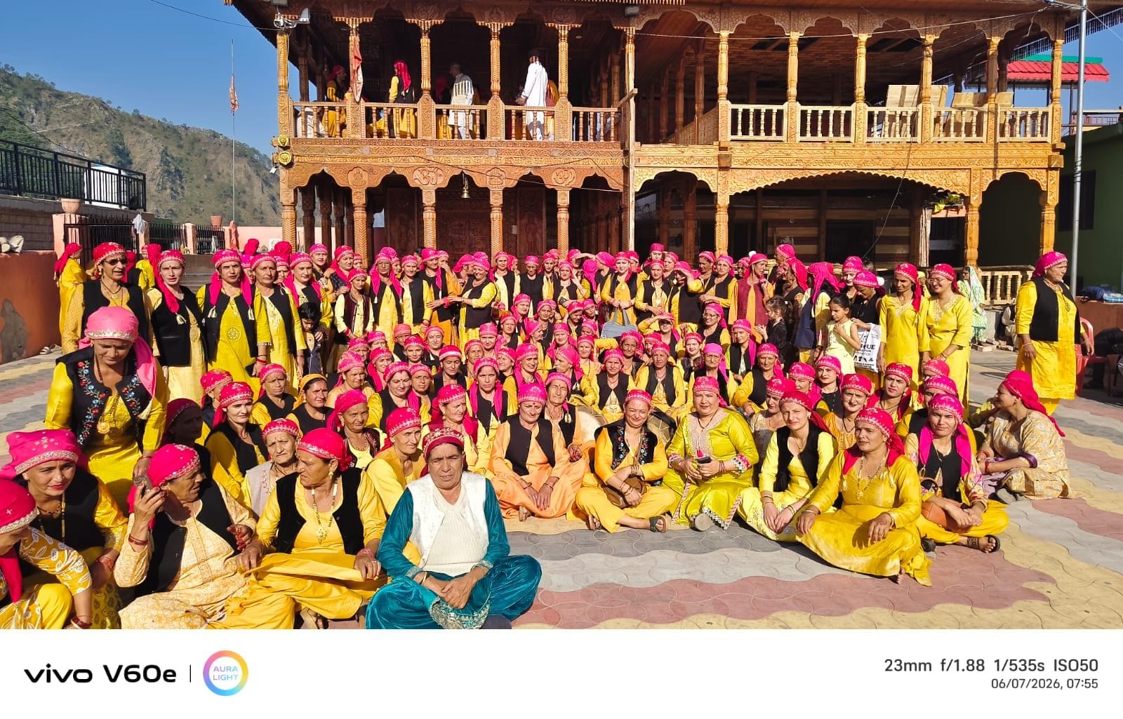 पशमी में चालदा महासू देवता के दर्शकों को पहुंची टिटियाना की महिलाएं। संवाद