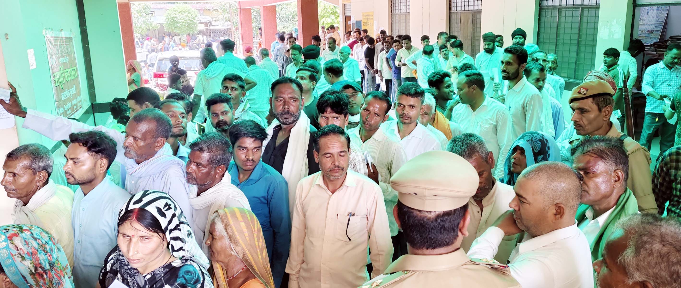 पुवायां में शिकायतें सुनते डीएम और एसपी। संवाद पुवायां में शिकायतें सुनते डीएम और एसपी। संवाद