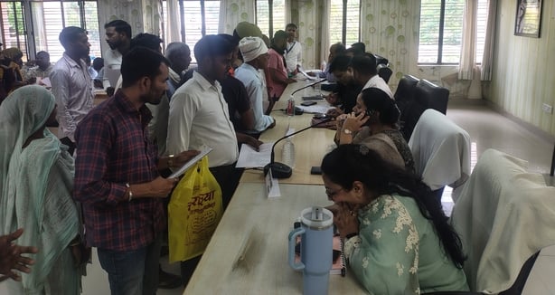 समाधान दिवस में पहुंचे फरियादी। समाधान दिवस में पहुंचे फरियादी।