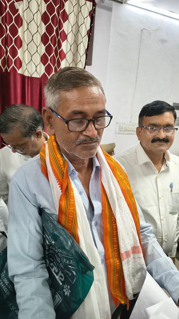 समाधान दिवस में पहुंचे फरियादी। समाधान दिवस में पहुंचे फरियादी।