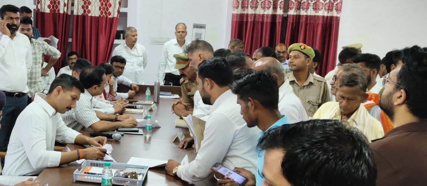 समाधान दिवस में पहुंचे फरियादी। समाधान दिवस में पहुंचे फरियादी।
