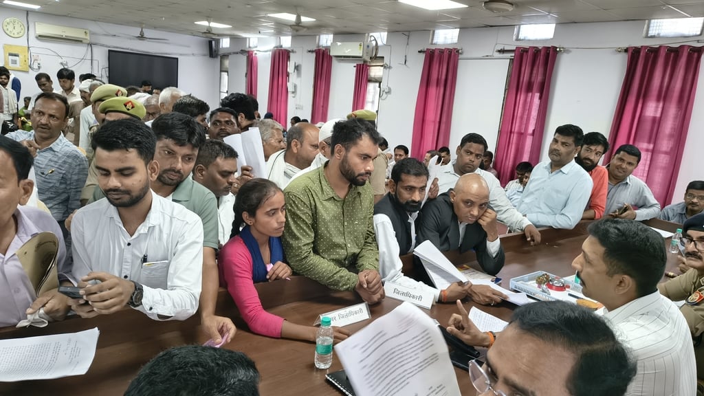 समाधान दिवस में पहुंचे फरियादी। समाधान दिवस में पहुंचे फरियादी।