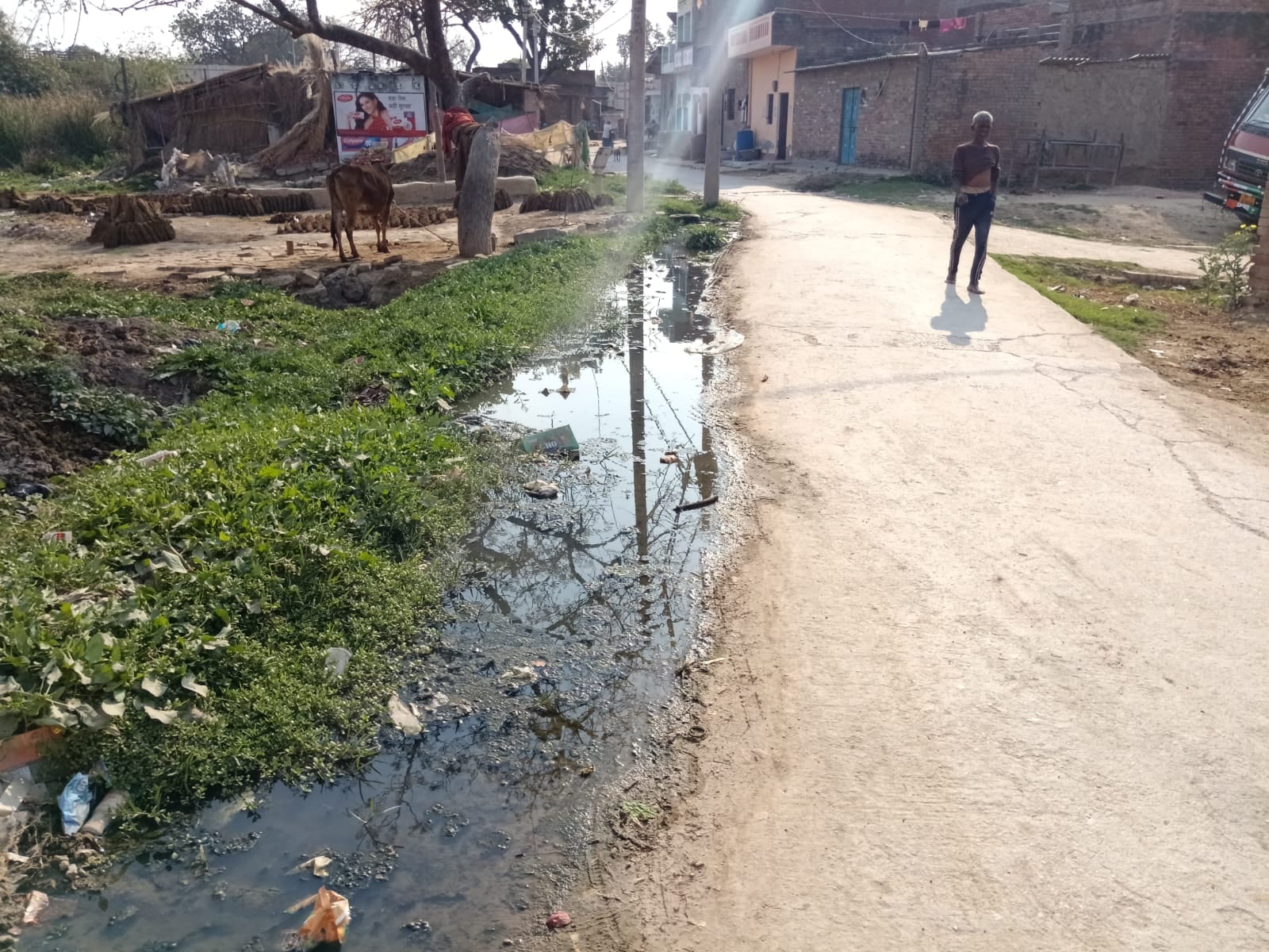 सिराथू नगर पंचायत के धाता रोड में गंदगी होने से बजबजा रहा नाला। संवाद सिराथू नगर पंचायत के धाता रोड में गंदगी होने से बजबजा रहा नाला। संवाद