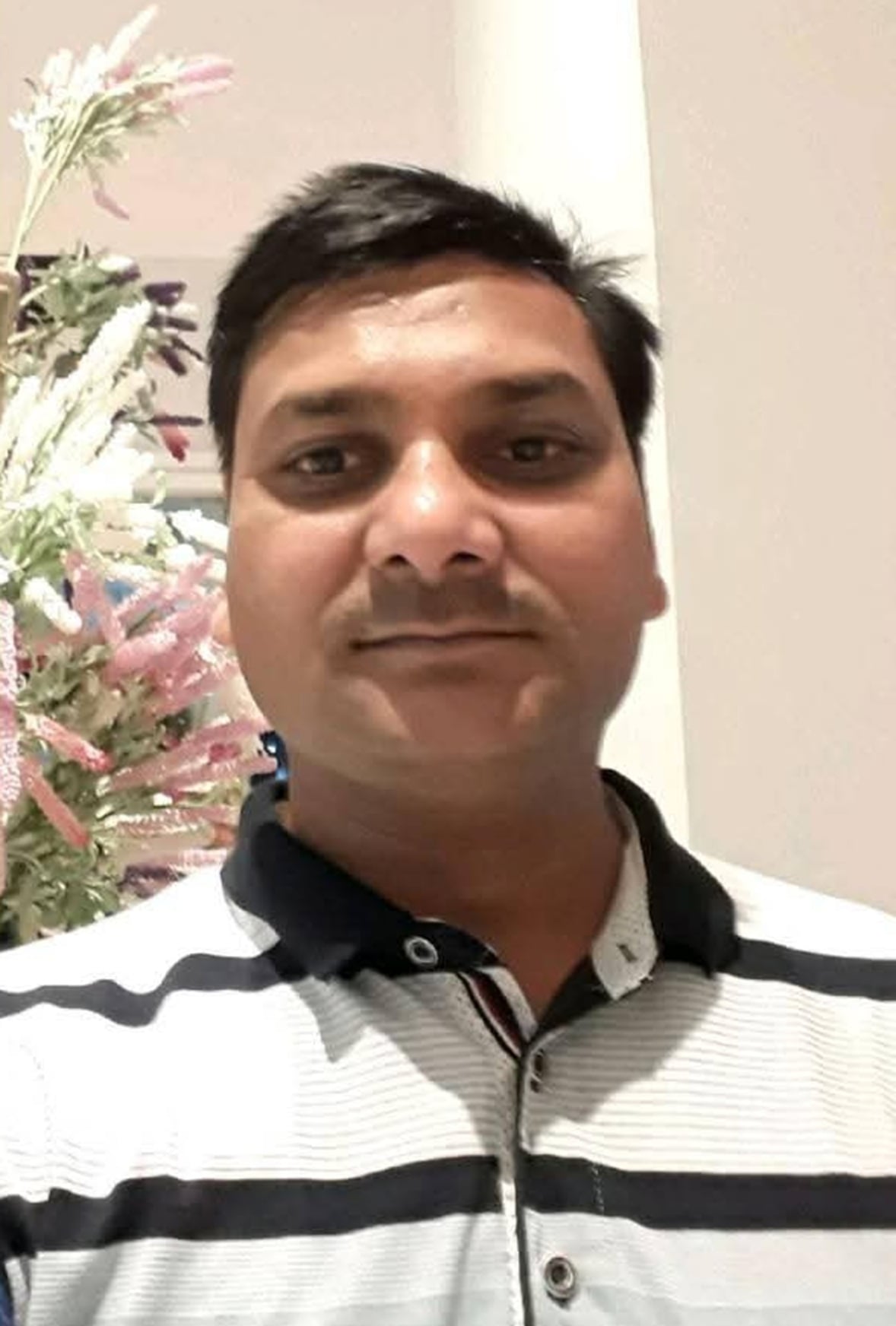 सड़क हादसे मे क्षतिग्रस्त एडीओ की गाड़ी व मौजूद पुलिस। संवाद