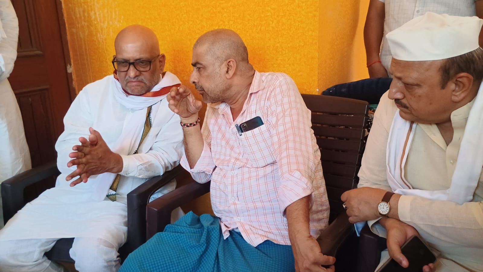शहर के अष्टभूजी कॉलोनी स्थित आवास पर मृतक विनीत राय के पिता आलोक राय से मुलाकात करते कांग्रेस प शहर के अष्टभूजी कॉलोनी स्थित आवास पर मृतक विनीत राय के पिता आलोक राय से मुलाकात करते कांग्रेस प