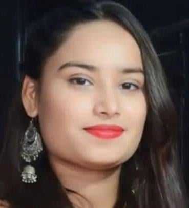 शहर में स्थित गैस एजेंसी पर घेरलू सिलिंडर की बढ़ी कीमतों की जानकारी लेत लोग। संवाद शहर में स्थित गैस एजेंसी पर घेरलू सिलिंडर की बढ़ी कीमतों की जानकारी लेत लोग। संवाद