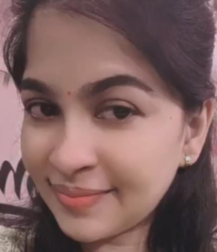 शहर में स्थित गैस एजेंसी पर घेरलू सिलिंडर की बढ़ी कीमतों की जानकारी लेत लोग। संवाद शहर में स्थित गैस एजेंसी पर घेरलू सिलिंडर की बढ़ी कीमतों की जानकारी लेत लोग। संवाद
