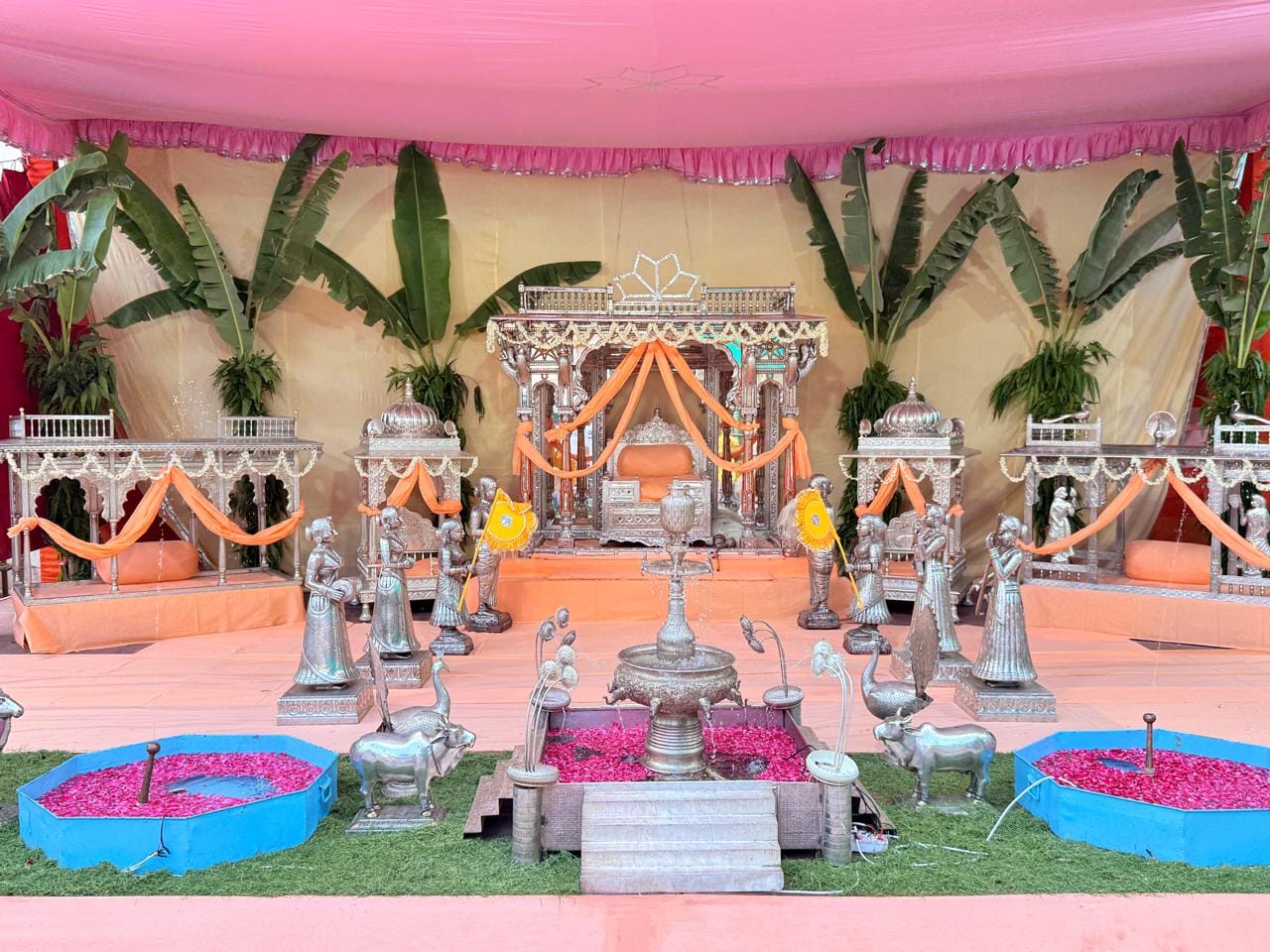 श्रीनाथजी मंदिर में अधिक मास पर मनोरथ के दर्शन। फोटो- अमर उजाला