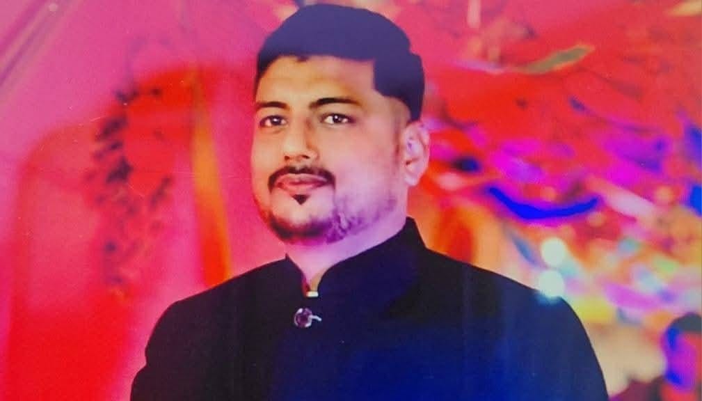 शव के पास मौजूद भीड़ व शिक्षक सोनू कुमार की फाइल फोटो