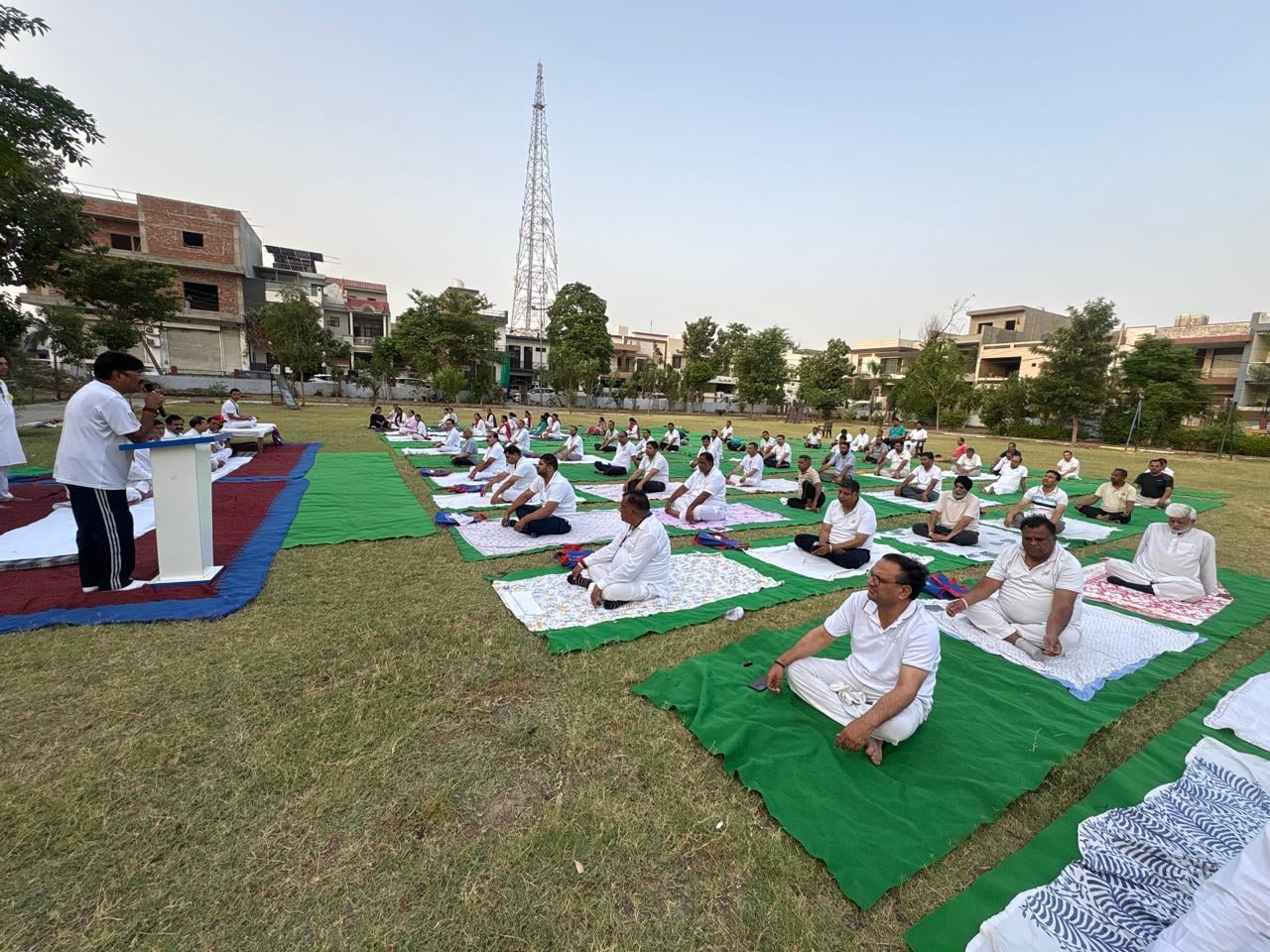 शिविर में भाग लेते साधक व संबोंधित करते मुख्यातिथि। स्वयं शिविर में भाग लेते साधक व संबोंधित करते मुख्यातिथि। स्वयं