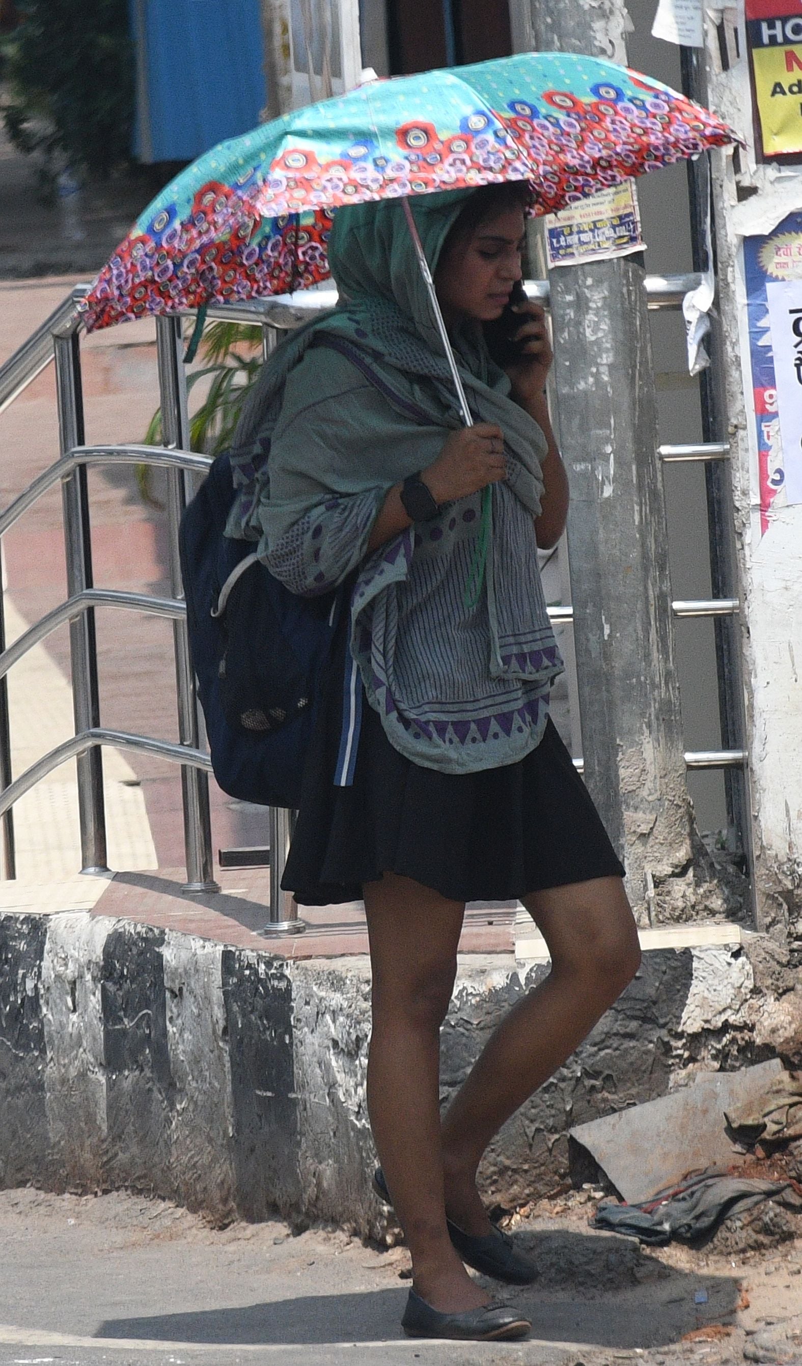 तेज धूप से शनिवार को लोग परेशान दिखे।