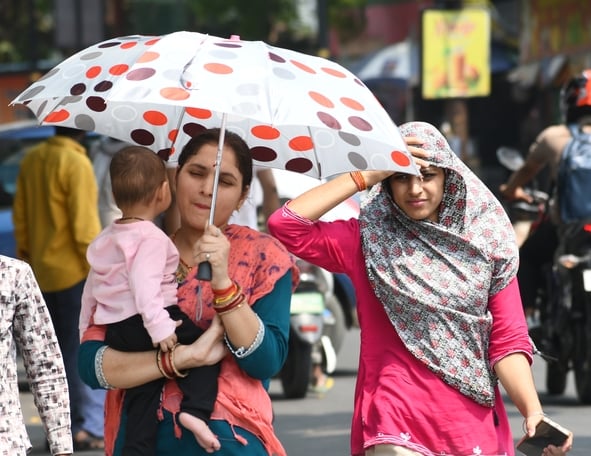 तेज धूप से शनिवार को लोग परेशान दिखे।