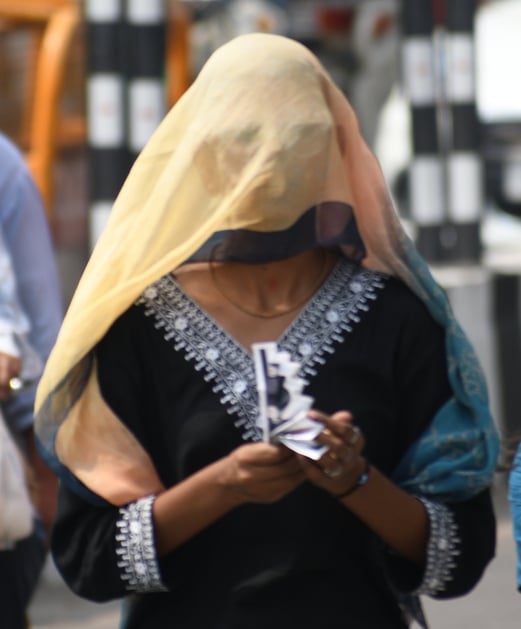 तेज धूप से शनिवार को लोग परेशान दिखे।