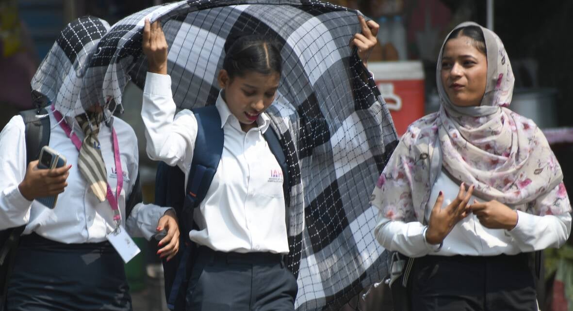 तेज धूप से शनिवार को लोग परेशान दिखे।