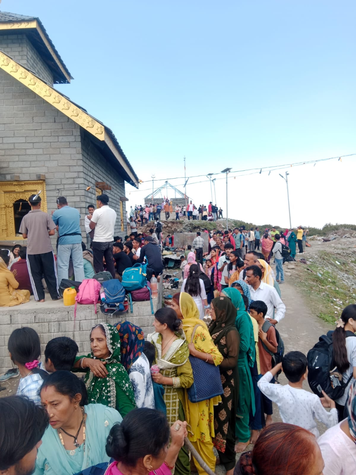 आदि हिमानी चामुंडा मंदिर में दर्शनों के लिए लगी श्रद्धालुओं की कतारें। स्रोत : जागरूक पाठक