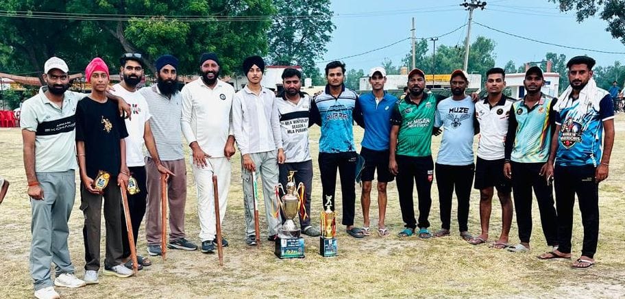 अंजनेय जूनियर क्रिकेट चैंपियनशिप के उद्घाटन मैच की विजेता टीम के खिलाड़ी। स्रोत : एकेडमी अंजनेय जूनियर क्रिकेट चैंपियनशिप के उद्घाटन मैच की विजेता टीम के खिलाड़ी। स्रोत : एकेडमी