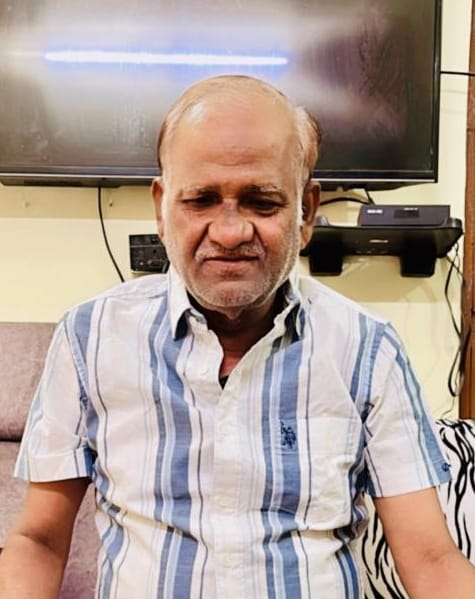 अनिल श्रीवास्तव की फाइल फोटो और सदर तहसील में अचेत होने पर उन्हें सीपीआर देते सिविल लाइंस चौकी 