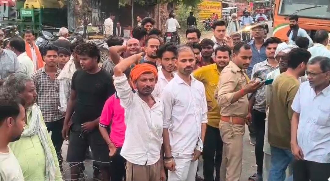 बांदा-प्रयागराज नेशनल हाईवे पर पेड़ रखकर जाम लगाए ग्रामीण। स्रोत-जागरूक नागरिक