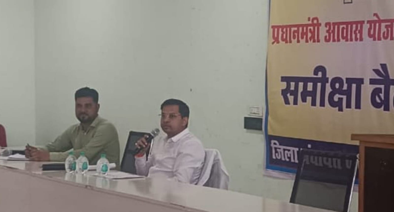 बैठक में आवास के संबंध में चर्चा की गई बैठक में आवास के संबंध में चर्चा की गई